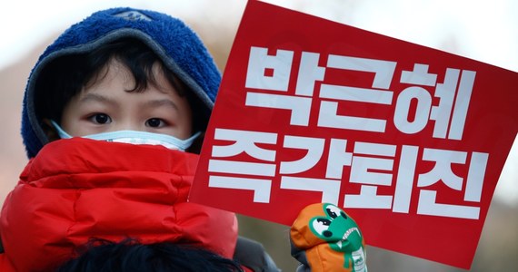Dwieście tysięcy ludzi wyszło na ulice Seulu, aby świętować piątkową decyzję parlamentu Korei Południowej wszczęcia procedury impeachmentu wobec prezydent Park Geun Hie. Ich euforię ogranicza obawa o ewentualność kryzysu politycznego w kraju.