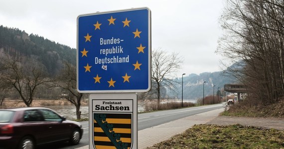 Rząd Niemiec zamierza utrzymać kontrole na swoich granicach państwowych dłużej niż pierwotnie planowano - podał niemiecki tygodnik "Der Spiegel", powołując się na protokół zamkniętego dla prasy spotkania ambasadorów krajów UE w Brukseli.