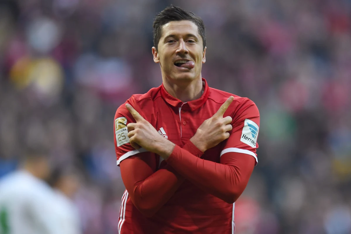 Robert Lewandowski zdobył swoją dziesiątą i jedenastą bramkę w obecnym sezonie, a Bayern Monachium wygrał u siebie z VfL Wolfsburg 5:0, z Jakubem Błaszczykowskim w składzie, w sobotnim meczu 14. kolejki niemieckiej ekstraklasy piłkarskiej. Porażki doznał RB Lipsk.