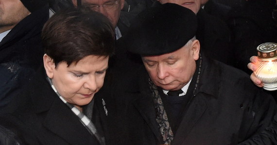 "Mamy po raz pierwszy do czynienia z próbą zakłócenia naszej manifestacji: czy legalne jest odbieranie komuś prawa do modlitwy - to jest nielegalne, to przyjęcie zasady "kto silniejszy, ten lepszy" - powiedział w sobotę wieczorem prezes PiS Jarosław Kaczyński w trakcie 80. miesięcznicy smoleńskiej. Dodał, że jego ugrupowanie zmieni prawo tak, "by wszyscy mieli realne prawo do demonstracji, żeby nie wolno było ich zakłócać, bo tylko oszuści mogą twierdzić, że to ma coś wspólnego z demokracją".