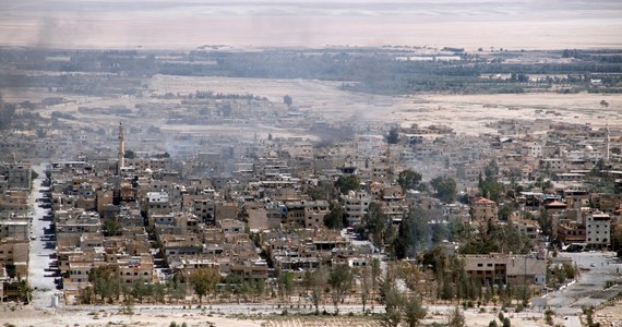 Dżihadystyczne ugrupowanie Państwo Islamskie (IS) ponownie wkroczyło do Palmiry w syryjskiej muhafazie (prowincji) Hims, w której bojownicy toczą walki z siłami rządowymi - poinformowali syryjscy działacze.