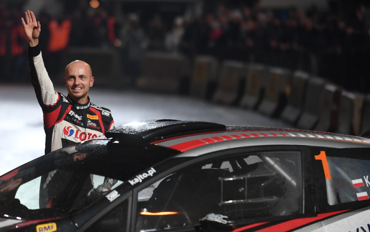 "Coś niesamowitego, zawsze to powtarzam. Niesamowite emocje, w aucie tak dużo adrenaliny, że mógłbym podzielić wszystkich tutaj. Bardzo się cieszę, bo to był znakomity sezon" - powiedział Kajetan Kajetanowicz na mecie odcinka na ulicy Karowej w Warszawie. Jadący w barwach RMF FM kierowca wygrał Kryterium Asów oraz cały Rajd Barbórka. 