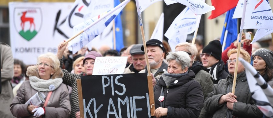 ​Wiele politycznych dyskusji o przeszłości w minionym tygodniu - głównie o życiorysie posła PiS Stanisława Piotrowicza. W najbliższym tygodniu również czekają nas powroty do wydarzeń sprzed lat. Między innymi w rocznicę wprowadzenia stanu wojennego.