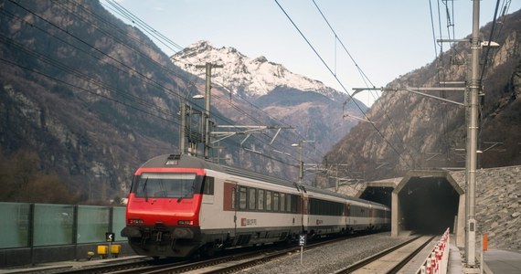 Najdłuższy i najgłębszy tunel kolejowy na świecie został oddany do użytku komercyjnego. Nowy tunel Świętego Gotarda przyspieszy ruch pociągów między północną i południową Europą przez Alpy Szwajcarskie.