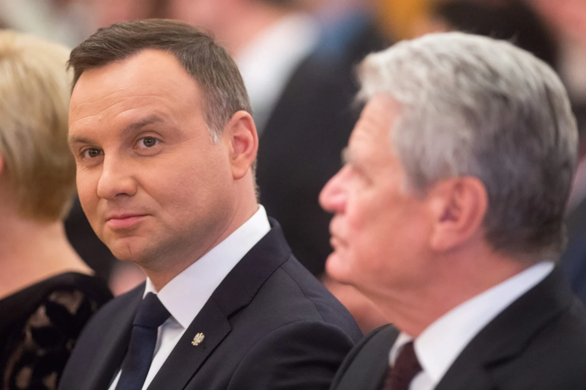 "W relacjach polsko-niemieckich po dziesięcioleciach burz i dramatów przyszły dziesięciolecia dobrej przyjaźni opartej na prawdzie, partnerstwie i wzajemnym zrozumieniu" - mówił w Berlinie prezydent Andrzej Duda. Wraz z małżonką Agatą Kornhauser-Dudą przyleciał do stolicy Niemiec, by wraz z prezydentem RFN Joachimem Gauckiem i Danielą Schadt wysłuchać koncertu zamykającego obchody 25-lecia podpisania traktatu o dobrym sąsiedztwie i przyjaznej współpracy między Polską a Niemcami.