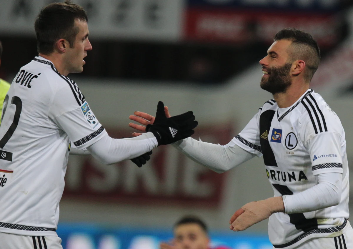 Broniący tytułu piłkarze Legii Warszawa wygrali w Gliwicach z wicemistrzem Piastem aż 5:1 w 19. kolejce ekstraklasy i awansowali na trzecie miejsce. Liderem od piątku jest Lechia Gdańsk, ale w poniedziałek może zostać wyprzedzona przez Jagiellonię Białystok.