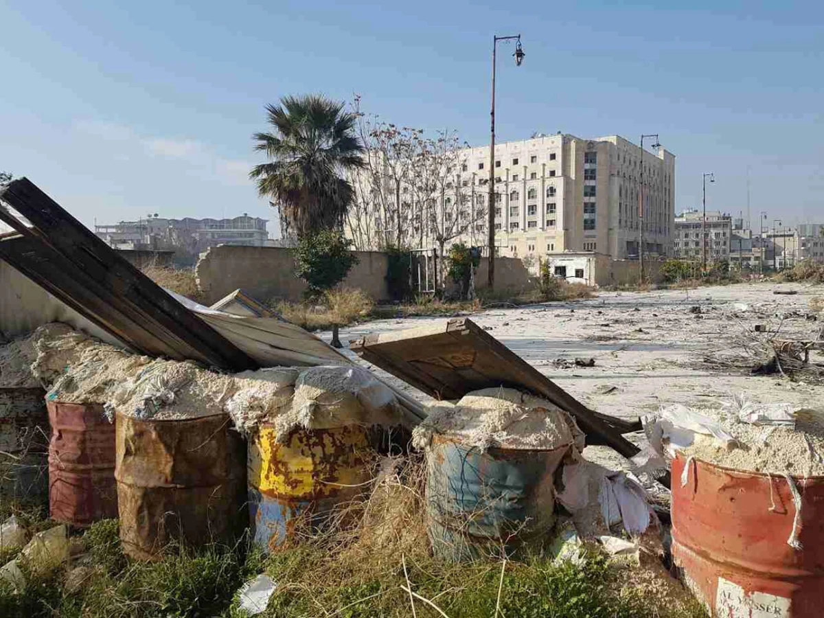 Armia syryjska opanowała w poniedziałek o świcie Szeik Said - dużą dzielnicę na południowym wschodzie Aleppo i kontroluje obecnie 90 proc. dzielnic we wschodniej części miasta, będącej dotychczas w rękach rebeliantów - powiadomiło Syryjskie Obserwatorium Praw Człowieka. Wcześniej w niedzielę syryjska armia przejęła inne dwie stare dzielnice, kontrolowane do tej pory przez rebeliantów. Jak podaje agencja AFP, wojsko otoczyło rebeliantów oraz cywilów w strefie, gdzie brakuje praktycznie wszystkiego, zwłaszcza żywności.