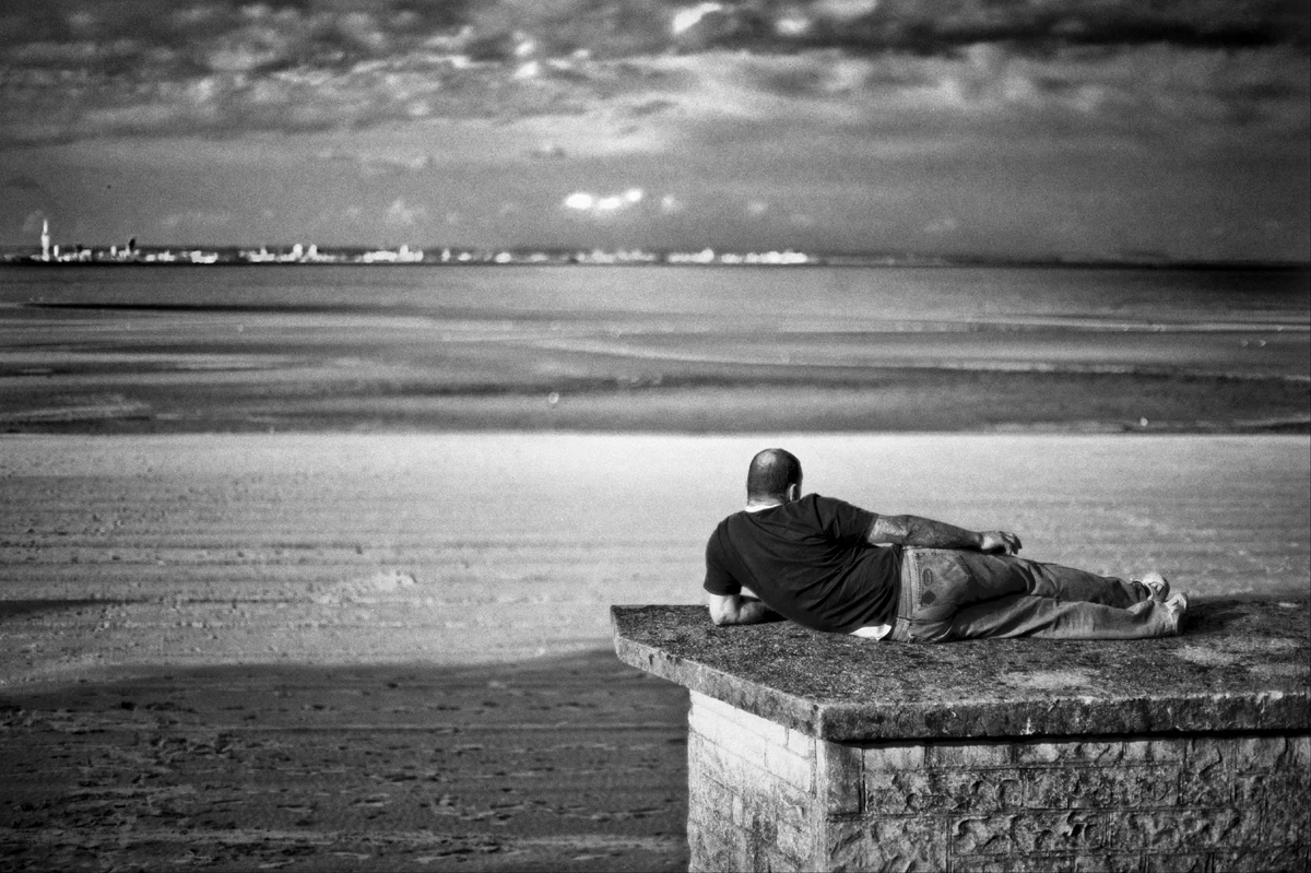 Nie miej cudzych bogów przed sobą i nie bądź bogiem dla innych. To pierwsze przykazanie w fotografii. Pozostałych dziewięciu nie będzie. Nic nie krępuje osobistego rozwoju bardziej niż naśladownictwo. Nie ma też groźniejszego wirusa od nieproszonej krytyki czy fałszywego komplementu. Fotografując, mamy prawo rozwijać się w odosobnieniu. Pytajmy o opinie, ale uważnie słuchajmy proroków. Tych fałszywych unikajmy jak dżumy. Miejmy oczy otwarte, nie tylko na to, co widać w celowniku.