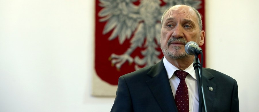 Pułkownik Adam Mazguła dostał zakaz noszenia munduru - poinformował minister obrony narodowej Antoni Macierewicz. Jak zaznaczył, jeśli Mazguła będzie łamał ten zakaz, to poniesie konsekwencje. Pułkownik rezerwy stał się obiektem publicznej krytyki w związku z bulwersującymi wypowiedziami nt. stanu wojennego.