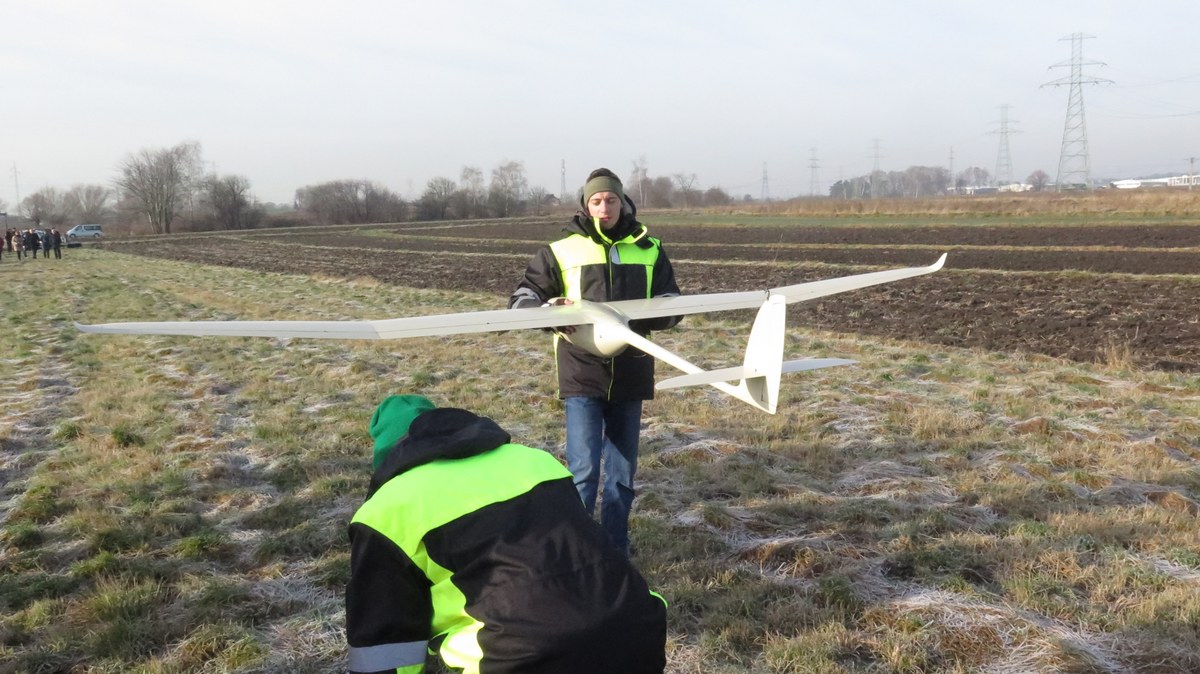 ​Prawie 4 metry rozpiętości skrzydeł ma zaledwie 8-kilogramowy dron, który od wtorku lata nad Nowohuckim Obszarem Gospodarczym w Krakowie. Bezzałogowy samolot będzie fotografował teren, a zdjęcia zrobione w wysokiej rozdzielczości, mają pomóc wskazać, skąd bierze się zanieczyszczenie powietrza.