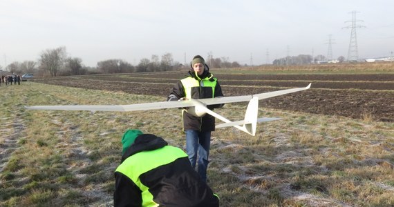 ​Prawie 4 metry rozpiętości skrzydeł ma zaledwie 8-kilogramowy dron, który od wtorku lata nad Nowohuckim Obszarem Gospodarczym w Krakowie. Bezzałogowy samolot będzie fotografował teren, a zdjęcia zrobione w wysokiej rozdzielczości, mają pomóc wskazać, skąd bierze się zanieczyszczenie powietrza.