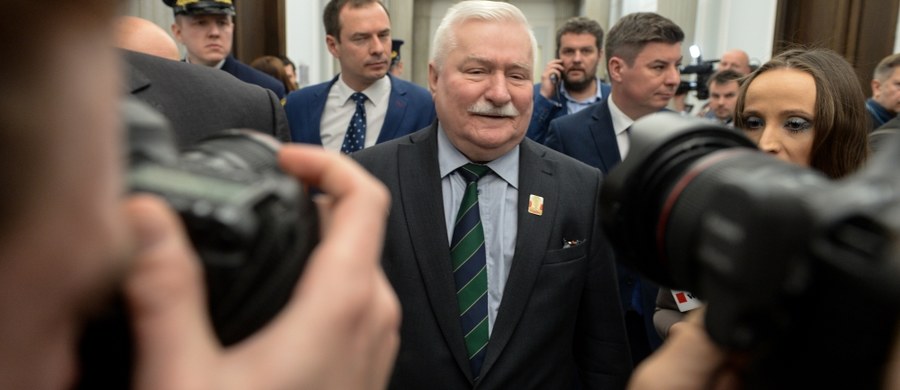 Kierunek jest dobry, ale zostawiłbym to na spokojniejsze czasy, kiedy będzie większe porozumienie, kiedy w porozumieniu to zrobimy - powiedział Lech Wałęsa komentując zapowiedzi MON, iż Wojciech Jaruzelski i Czesław Kiszczak stracą stopnie generalskie. „Zbrodniarze odpowiedzialni za działanie zbrojne przeciwko własnemu narodowymi nie zasłużyli na to, by nosić te stopnie wojskowe" – mówił minister Antoni Macierewicz podczas prezentacji dokumentów dotyczących krwawych wydarzeń grudnia 1970 roku.