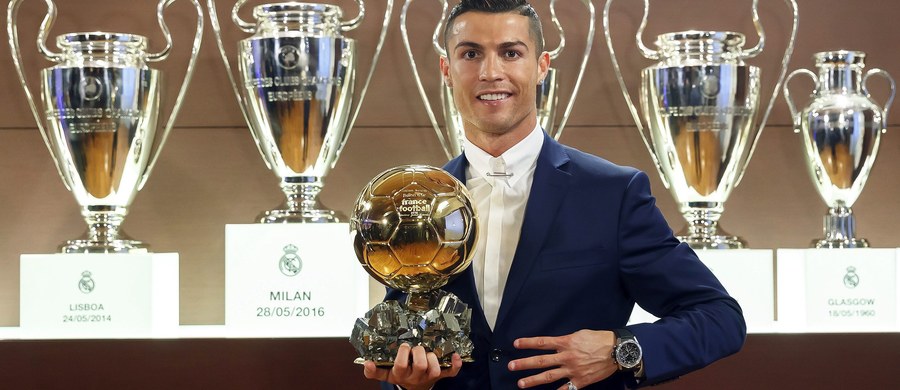 Media w Hiszpanii i Portugalii są podzielone co do oceny ogłoszonych wczoraj wyników plebiscytu Złotej Piłki, organizowanego przez francuski magazyn "France Football". Przeważa opinia, że ich rezultaty nie odzwierciedlają rzeczywistych umiejętności piłkarzy. Radości z nagrody nie kryje jednak zdobywca nagrody - Cristiano Ronaldo. "Zawsze chcę być najlepszy, ciężko pracuję i ponoszę wyrzeczenia, by to osiągnąć" - mówił w wywiadzie dla "France Football" gwiazdor.