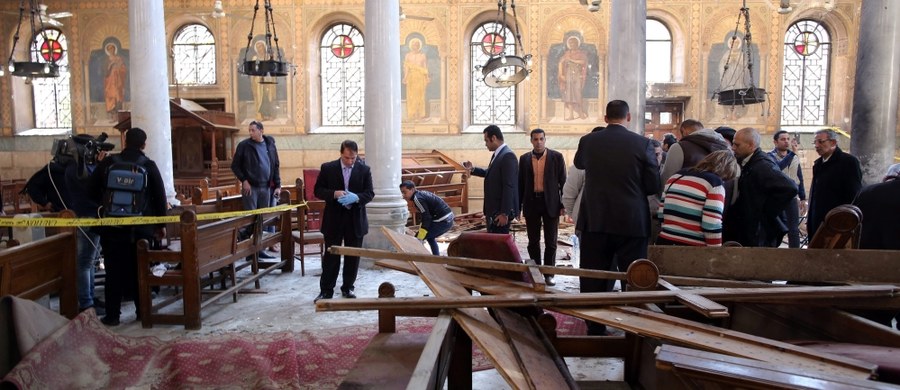 Zamachowiec samobójca, który wysadził się w koptyjskiej katedrze w Kairze, był zwolennikiem Bractwa Muzułmańskiego - poinformowało egipskie MSW. W zamachu zginęło co najmniej 25 osób, a 49 odniosło rany. 