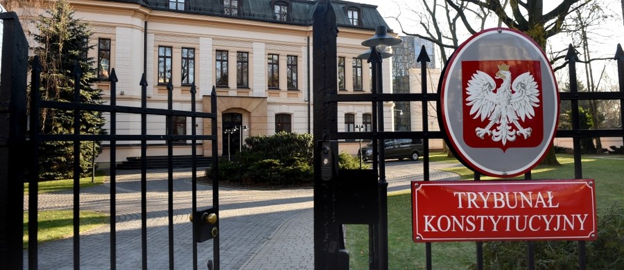 ​Sejm uchwalił ostatnią z trzech ustaw autorstwa PiS w sprawie TK - "Przepisy wprowadzające ustawę o organizacji i trybie postępowania przed TK oraz ustawę o statusie sędziów TK". Dwie ustawy, o których mowa, są już uchwalone i czekają na decyzję prezydenta.