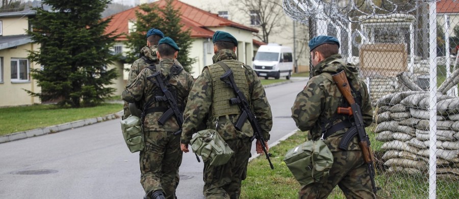 Resort obrony narodowej chce za wszelką cenę zrekrutować ponad 50 tys. ochotników do Wojsk Obrony Terytorialnej. Nawet kosztem wymaganych kwalifikacji - pisze "Dziennik Gazeta Prawna". Jak podkreśla gazeta, do nowej formacji zgłaszają się głównie osoby bez pracy i te, które słabo zarabiają. 