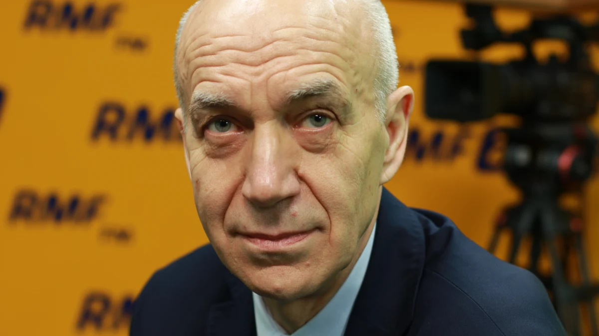 "To jest pomysł spóźniony. Uważam, że tych stopni powinni być pozbawieni znacznie wcześniej. Stan wojenny powinien być rozliczony wcześniej" - stwierdził w Porannej rozmowie w RMF FM poseł Platformy Obywatelskiej, Antoni Mężydło komentując zapowiedź pozbawienia stopni generalskich Wojciecha Jaruzelskiego i Czesława Kiszczaka. "Cały aparat PRL-owski trzeba oceniać jednoznacznie" - podkreślił. "Ten symboliczny gest ma sens" - dodał. Podkreślił też, że jego zdaniem nikt w przyszłości nie odważy się przywrócić stopni Jaruzelskiemu i Kiszczakowi. 