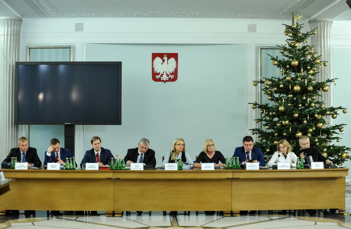 Sejmowa komisja śledcza ds. Amber Gold przesłuchała byłego prezesa Sądu Okręgowego w Gdańsku sędziego Ryszarda Milewskiego, który został odwołany z funkcji po dziennikarskiej prowokacji dotyczącej afery parabanku. Milewski miał w rozmowie m.in. wyrazić gotowość ustalenia dogodnego dla premiera Donalda Tuska terminu posiedzenia aresztowego ws. prezesa spółki Marcina P. "Dałem się nabrać, to jest moja wina i poniosłem za to konsekwencje" - przyznał. Podkreślił też, że byłego premiera Donalda Tuska znał tylko z widzenia. "Nigdy się z nim nie spotykałem, nie miałem z nim żadnych kontaktów osobistych, ani towarzyskich" - zapewnił. 