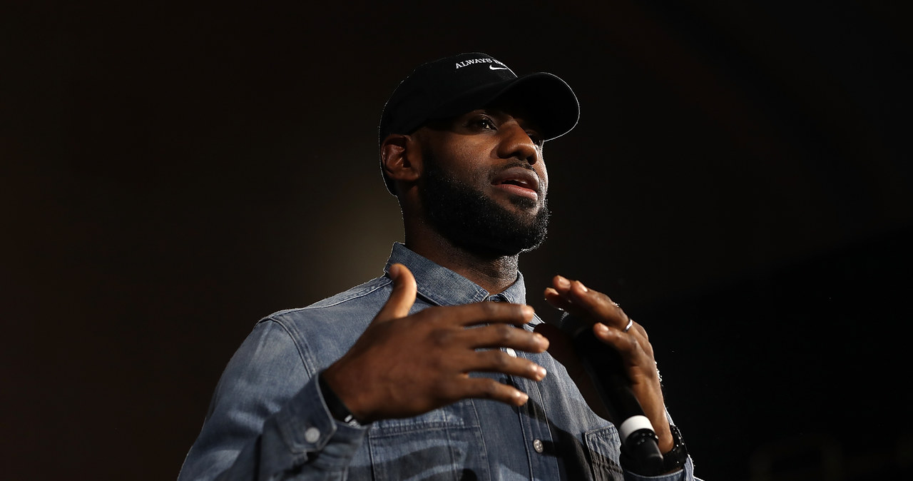 ​Jedna z największych gwiazd koszykarskiej ligi NBA LeBron James będzie producentem wykonawczym dokumentalnego filmu o zmarłym w czerwcu, legendarnym bokserze Muhammadzie Alim. Gracz Cleveland Cavaliers przygodę z branżą filmową rozpoczął na początku roku.