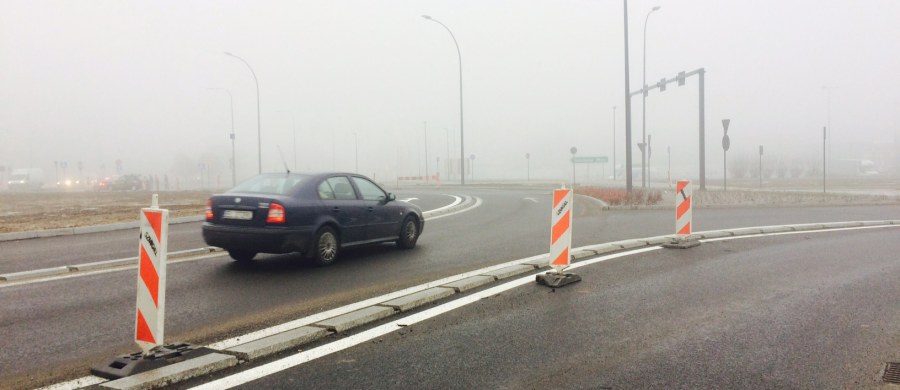 Już można korzystać z przebudowanego Ronda Sybiraków w Łodzi. Robotnicy wykonują jeszcze prace kosmetyczne, ale zakończą je w weekend. Przed remontem to było wyjątkowo niebezpieczne skrzyżowanie - nie było tygodnia bez wypadku czy kolizji. Teraz pasy dla różnych kierunków jazdy są rozdzielone krawężnikami i nie ma możliwości, że jeden samochód zajedzie drogę drugiemu.