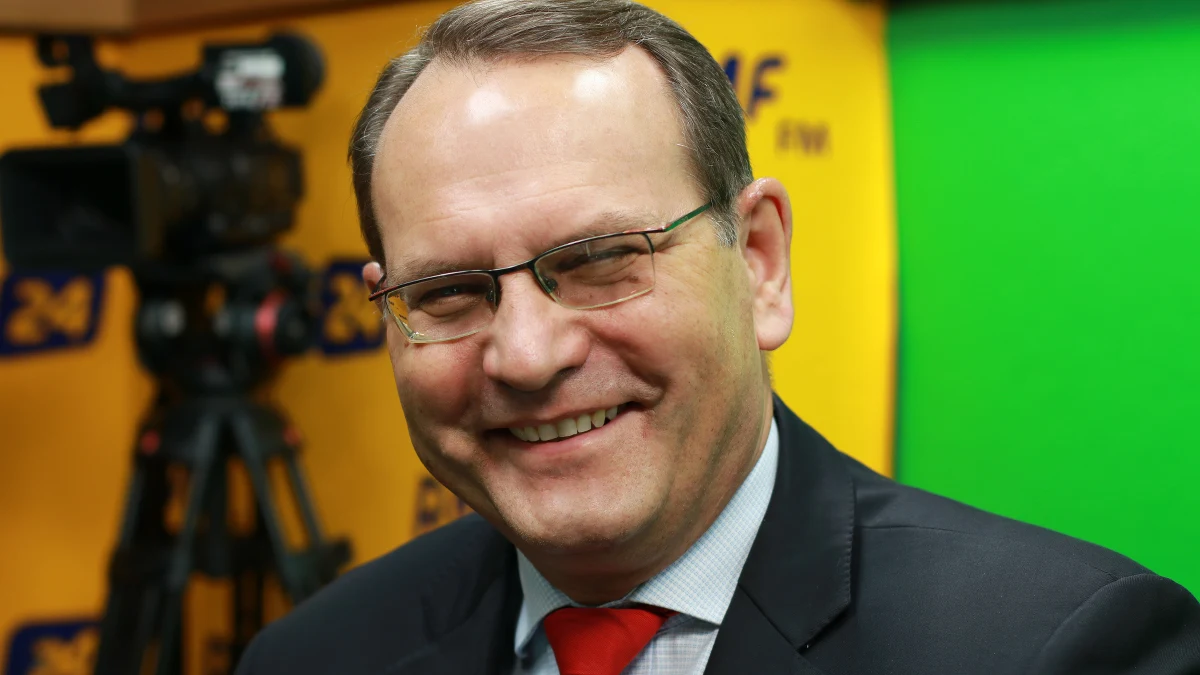 Jestem przeciwnikiem tego, żeby przy pomocy obcych załatwiać polskie sprawy - mówił o debacie w europarlamencie dotyczącej praworządności w Polsce gość Marcina Zaborskiego, poseł PSL Eugeniusz Kłopotek. "Polskie sprawy powinniśmy się starać załatwiać naszymi własnymi siłami. (…) Jeśli chcemy odsunąć rzadszych od władzy, bo ich rządy nam się nie podobają, to najlepszym sposobem jest pójcie do urny wyborczej" - mówił polityk. Przestrzegał też, że "z jednej strony mamy do czynienia ze zjawiskiem, które już trąci fanatyzmem, a z drugiej strony mamy do czynienia z narastającym wkurzeniem wielu Polaków". "Dopóki ta ekipa (rządząca - red.) będzie dawała troszeczkę chlebka, to te 30 parę procent zawsze będzie. Ale przyjdzie taki moment, że jeśli te dwa zjawiska - fanatyzm z jednej i wkurzenie z drugiej - zaczną się pogłębiać, nasilać, to wystarczy iskra i poleje się polska krew, wywołana naszymi polskimi waśniami" - mówił poseł.