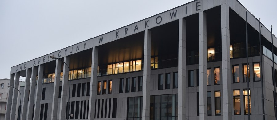 Funkcjonariusze Centralnego Biura Antykorupcyjnego w związku ze śledztwem ws. przywłaszczenia ponad 10 mln zł na szkodę Sądu Apelacyjnego w Krakowie rozpoczęli w środę po południu przeszukania biura i mieszkania prezesa tego sądu. Zatrzymano 5 osób, w tym dyrektora SA w Krakowie Andrzeja P., główną księgową tego sądu Martę K. i dyrektora Centrum Zakupów dla Sądownictwa Marcina B. Zatrzymano też osoby z firm, które miały wykonywać zlecenia na rzecz sądu - Katarzynę N. i Jarosława T. 