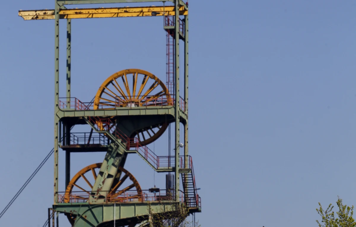 Podziemny protest w kopalni Makoszowy w Zabrzu. Ponad 800 metrów pod ziemią jest 9 górników, a kolejni chcą się przyłączyć do protestujących. W ubiegłotygodniowym referendum zdecydowana większość pracowników opowiedziała się za obroną kopalni. Na ulicę wyjdzie dziś z kolei załoga kopalni Krupiński w Suszcu na Śląsku. Na godzinę 14 zaplanowano protest przeciwko przeniesieniu kopalni do spółki restrukturyzacyjnej. 