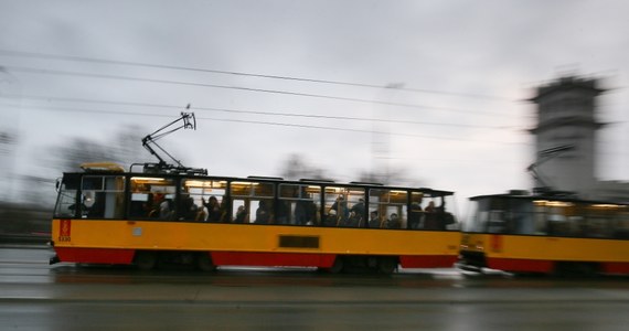 Gęsty smog nęka mieszkańców stolicy. Komunikacją miejską w Warszawie można dziś jeździć za darmo. 