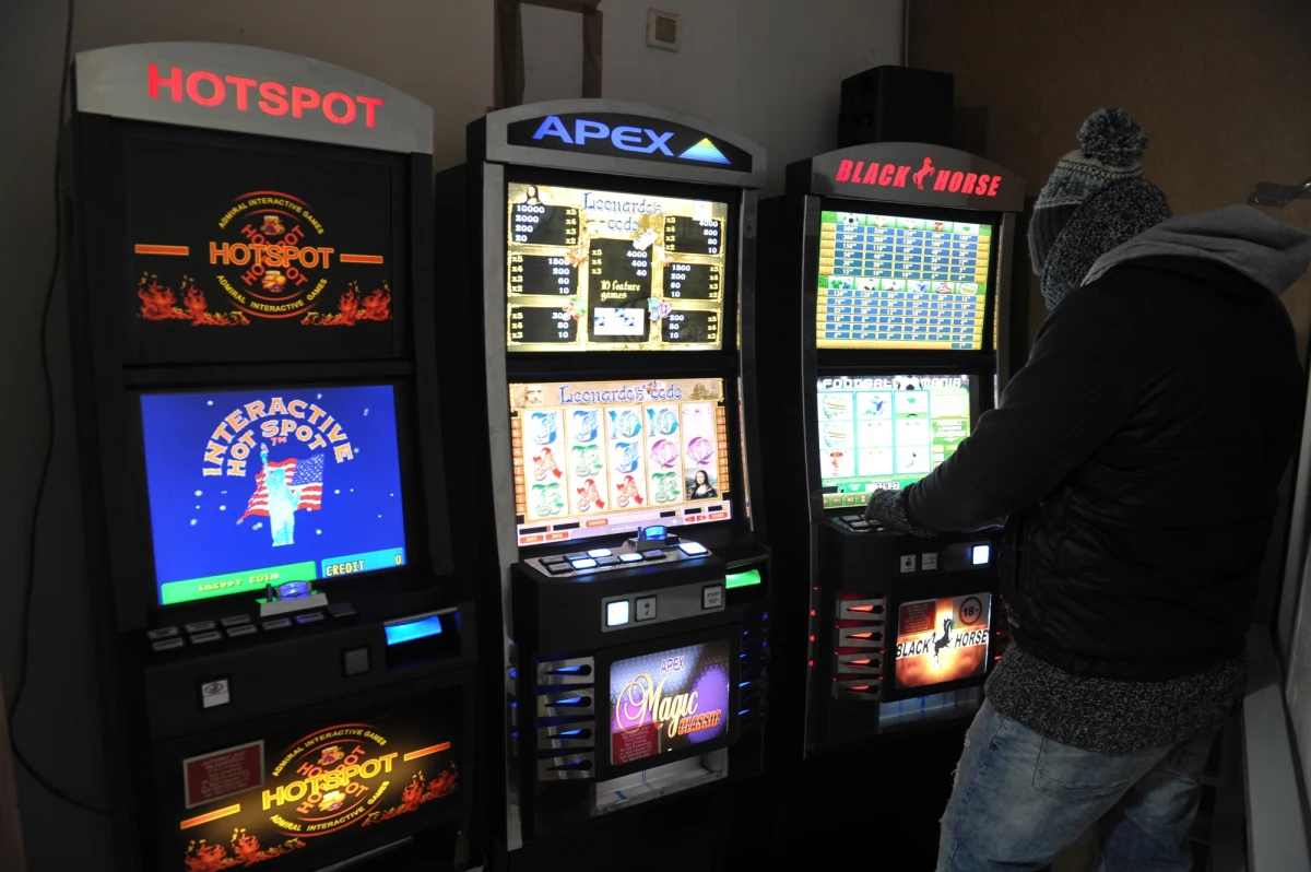 Jest zażalenie Prokuratury Krajowej na decyzję gdańskiego sądu o wypuszczeniu na wolność 6 zatrzymanych ws. nielegalnego hazardu. Prokuratorzy zarzucają sądowi błędną interpretację prawa. Jak ujawniliśmy, prokuratorzy mogli się pomylić, bowiem zarzutami objęli okres, w którym organizowanie gier na automatach poza kasynami nie było przestępstwem. Tak właśnie swoją decyzję o niezastosowaniu tymczasowych aresztów uzasadniła sędzia.