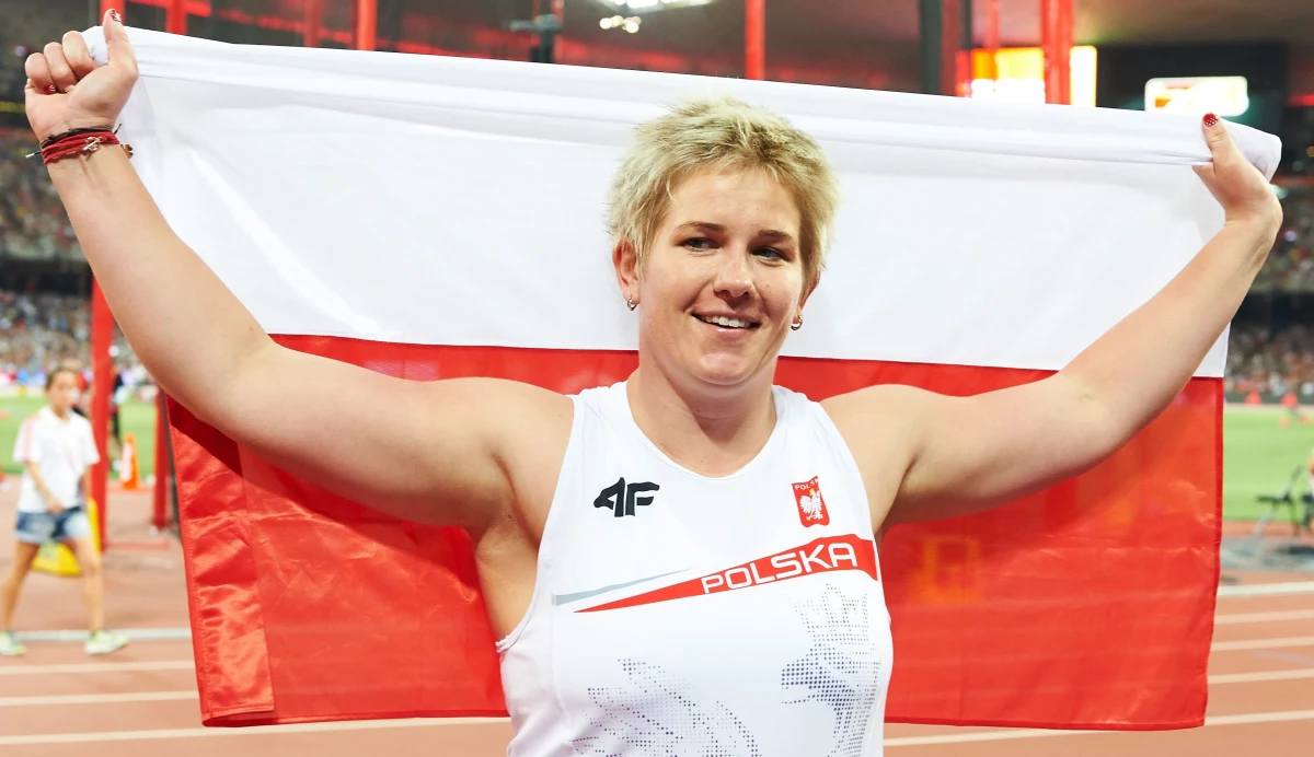 Anita Włodarczyk i Wayde van Niekerk z RPA zostali wybrani lekkoatletami roku 2016 przez czytelników specjalistycznego biuletynu lekkoatletycznego "Athletics International" wydawanego w Wielkiej Brytanii. "Athletics International" jest wydawany od 24 lat przez słynną parę statystyków - Petera Matthewsa i Mela Watmana. 
