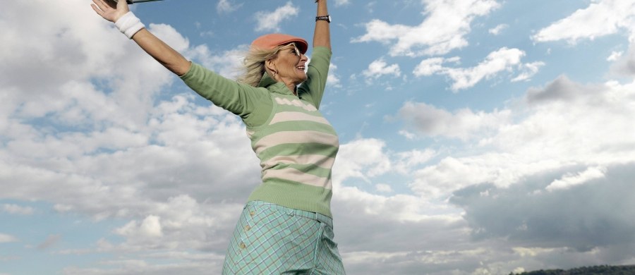 Objawy starzenia się można cofnąć, cały proces starzenia odwrócić, przynajmniej do pewnego stopnia - przekonują na łamach czasopisma "Cell" naukowcy z Salk Institute. Wyniki ich badań pokazały, że okresowe pobudzanie ekspresji genów istotnych dla naszego rozwoju embrionalnego, ale potem nieczynnych, może odwrócić zmiany nieuchronnie pojawiające się w miarę upływu czasu. W laboratorium udało im się nie tylko odmłodzić komórki ludzkiej skóry, ale i przedłużyć myszom życie.