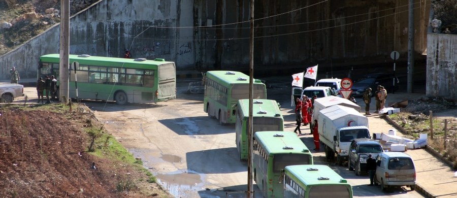 Drugi konwój z ewakuowanymi najpewniej jeszcze dziś opuści ostatnie obszary Aleppo będące w rękach rebeliantów. Tak zapowiedział przedstawiciel syryjskich władz. Oczekuje, że z miasta ewakuowanych będzie ok. 50 tys. osób, a cała operacja najpewniej zakończy się w ciągu dwóch-trzech dni - powiedział agencji Reutera przedstawiciel tureckich władz.