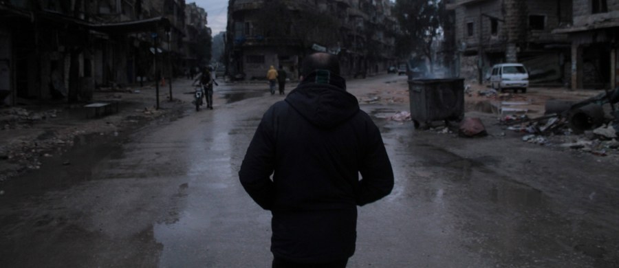 Sekretarz stanu John Kerry oświadczył, że reżim prezydenta Syrii Baszara el-Asada dopuszcza się w Aleppo "ni mniej, ni więcej, tylko masakry". Zaapelował o trwały rozejm w tym syryjskim mieście i zapewnienie do niego dostępu organizacjom pomocowym. Z najnowszych informacji ONZ wynika z kolei, że ok. 40 tys. cywilów czeka we wschodnim Aleppo na ewakuację do zachodniej części miasta, a 1,5-5 tys. rebeliantów z rodzinami czeka na ewakuację do sąsiedniej prowincji Idlib.