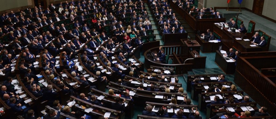 Sejm nie zgodził się na uczczenie 75. rocznicy śmierci marszałka Edwarda Rydza-Śmigłego. Przed głosowaniem projekt uchwały wniesiony przez Prezydium Sejmu skrytykowała cała opozycja. Padały argumenty o tchórzostwie, dezercji i próbie kolaboracji Rydza-Śmigłego z III Rzeszą. Przeciwko podjęciu przez Sejm uchwały, w której Rydza-Śmigłego nazwano bohaterem i patriotą, opowiedziało się 207 posłów, 175 było za, a 25 wstrzymało się od głosu.