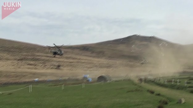 Grupa gapiów obserwowała z daleka lądowanie helikoptera. Wszyscy wybuchnęli śmiechem, gdy zobaczyli, co się wtedy stało.