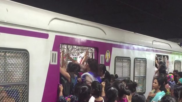 Jeśli uważasz, że twoje codzienne dojazdy do pracy to koszmar, to zobacz ten film. Oto kobiety z Bombaju, które rozpaczliwie próbują dostać się do zatłoczonego pociągu. Robią to już zanim się zatrzyma. I tak każdego dnia. Wsiadanie i wysiadanie z wagonów kolejowych przypomina wyścig szczurów. A i tak to najszybszy i najłatwiejszy sposób na dostanie się gdziekolwiek.