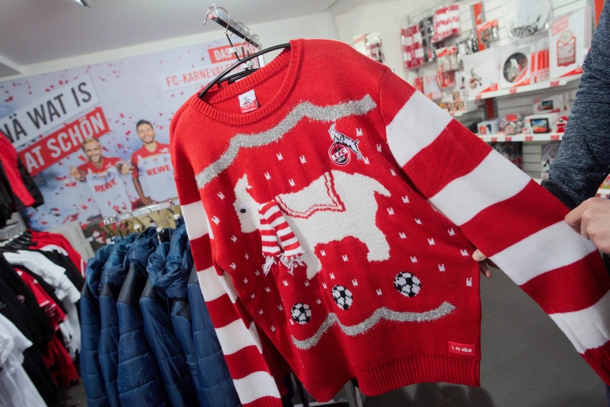 Mało kto nie ma albo nie miał takiego w szafie! Pstrokaty, gryzący, z podobizną renifera, bałwana czy Mikołaja... Im bardziej kiczowaty, tym lepiej: Dziś Dzień Brzydkiego Sweterka. 