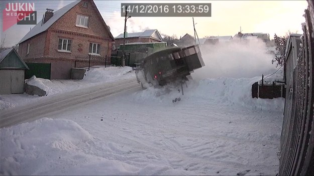 Ten samochód zaczął jechać bardzo szybko, a że było ślisko, stracił kontrolę i zsunął się po zaśnieżonym stoku. 