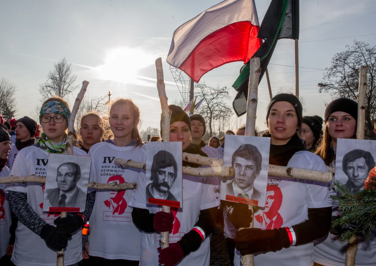 Około 400 uczniów śląskich szkół przybiegło przed Krzyż-Pomnik, upamiętniający śmierć dziewięciu górników z kopalni Wujek na początku stanu wojennego. Bieg Dziewięciu Górników zorganizowano już po raz czwarty. 
