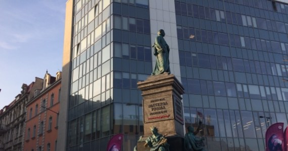 Replika pomnika Adama Mickiewicza, symbolu Krakowa, zawitała do Katowic. Kopia stanęła na rynku przed magistratem. Będzie tam do niedzieli, a później pojedzie do Warszawy. To część akcji Teatru Groteska pod hasłem "Artyści na cokoły".