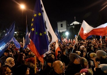 Tysiące ludzi protestowało przed Sejmem. W środku dyżury pełnią posłowie opozycji