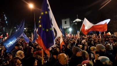Tysiące ludzi protestowało przed Sejmem. W środku dyżury pełnią posłowie opozycji