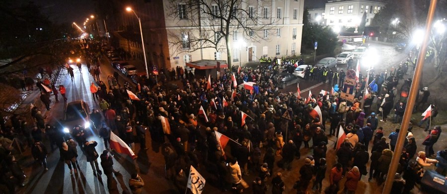 ​Kilkugodzinne blokowanie mównicy w sali sejmowej, obrady w sali kolumnowej i demonstracje przed Sejmem. Piątkowy wieczór zapisał się w historii polskiego parlamentu. Dziennikarze nie mogli uczestniczyć w posiedzeniu, a posłowie opozycji nie mogli uwierzyć w to, że po korytarzach gmachu sejmowego chodzą funkcjonariusze policji. Przed budynkiem kilka tysięcy osób blokowało wyjazdu posłów. O rozejście się apelowała policja. Demonstracje odbyły się także w innych miastach. W niedzielę na godzinę 12 zaplanowano kolejny protest. Odbędzie się przed Pałacem Prezydenckim.