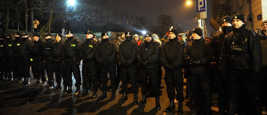 Stołeczna policja przeanalizuje przebieg nocnych interwencji funkcjonariuszy przed Sejmem - dowiedzieli się reporterzy RMF FM. Jak ustalili nasi dziennikarze, analizowane będą między innymi materiały pojawiające się w internecie i w mediach. 