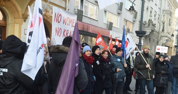 Pod hasłem "Wygwiżdżemy PiS i kler" odbył się protest przed siedzibą Prawa i Sprawiedliwości w Łodzi. Manifestowano m.in. w obronie konwencji antyprzemocowej, a także w sprzeciwie wobec zmian w ustawie o zgromadzeniach i próbie ograniczenia swobody mediów w Sejmie.