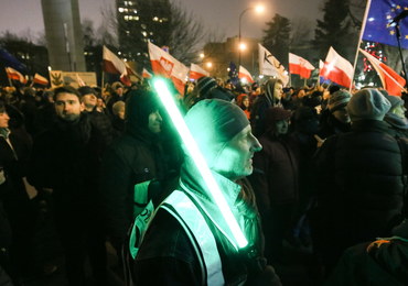 Opozycyjny protest przed Sejmem. Szydło: Krzyk i wrzask nie zastąpią dobrych pomysłów dla obywateli