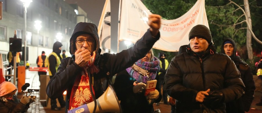 Sejmową salę plenarną cały czas okupuje około 20-30 posłów Platformy Obywatelskiej. Są tam od piątku i mają zostać co najmniej do wtorku. Chcą, żeby wtedy ponownie zebrał się Sejm i raz jeszcze przegłosował budżet.