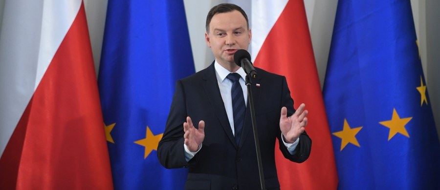 Prezydent Andrzej Duda spotykał się w niedzielę z szefami partii opozycyjnych. Andrzej Duda rozmawiał z liderem Nowoczesnej Ryszardem Petru, prezesem PSL Władysławem Kosiniakiem-Kamyszem, Pawłem Kukizem z Kukiz '15 oraz Grzegorzem Schetyną z Platformy Obywatelskiej. W poniedziałek o godz. 13 prezydent spotka się z prezes PiS Jarosławem Kaczyńskim i marszałkiem Sejmu Markiem Kuchcińskim.