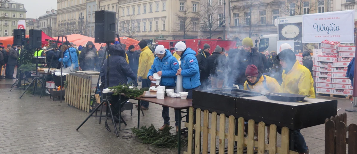 W niedzielę odbyła się na krakowskim Rynku największa w Polsce wigilia dla bezdomnych i potrzebujących. Od 20 lat przyjeżdża na nią kilkadziesiąt tysięcy osób z różnych stron kraju. Po raz pierwszy uczestnicy Wigilii mogli skorzystać z diagnostyki medycznej.