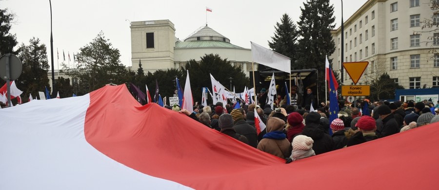 Wygląda na to, że początek nowego tygodnia w polskiej polityce będzie nie mniej gorący niż finał poprzedniego. Wśród tematów dyskusji i sporów – kryzys sejmowy i zmiana warty w Trybunale Konstytucyjnym. 